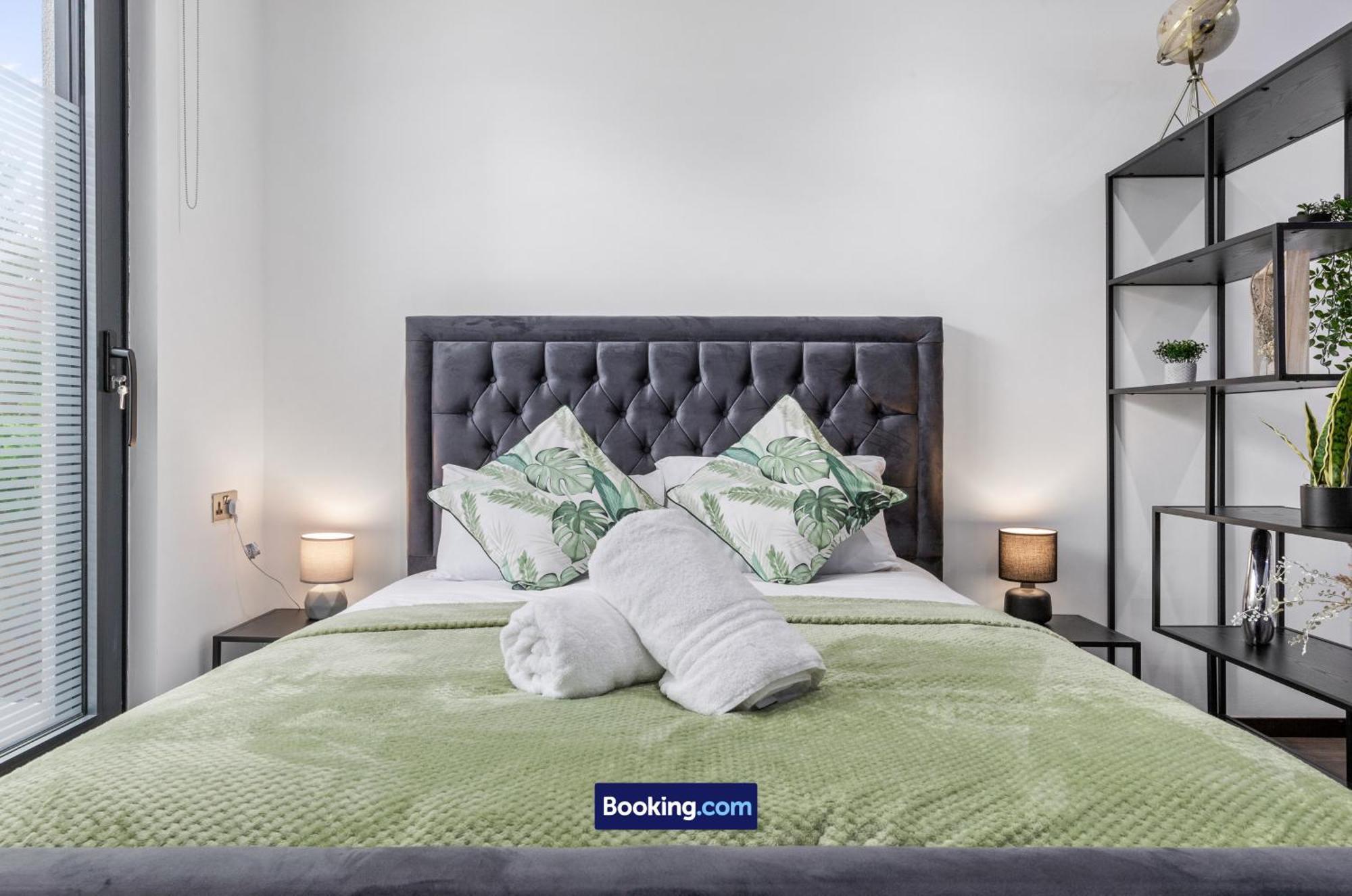 Stylish By Smart Short Lets & Serviced Woodstock With Free Wifi Londra