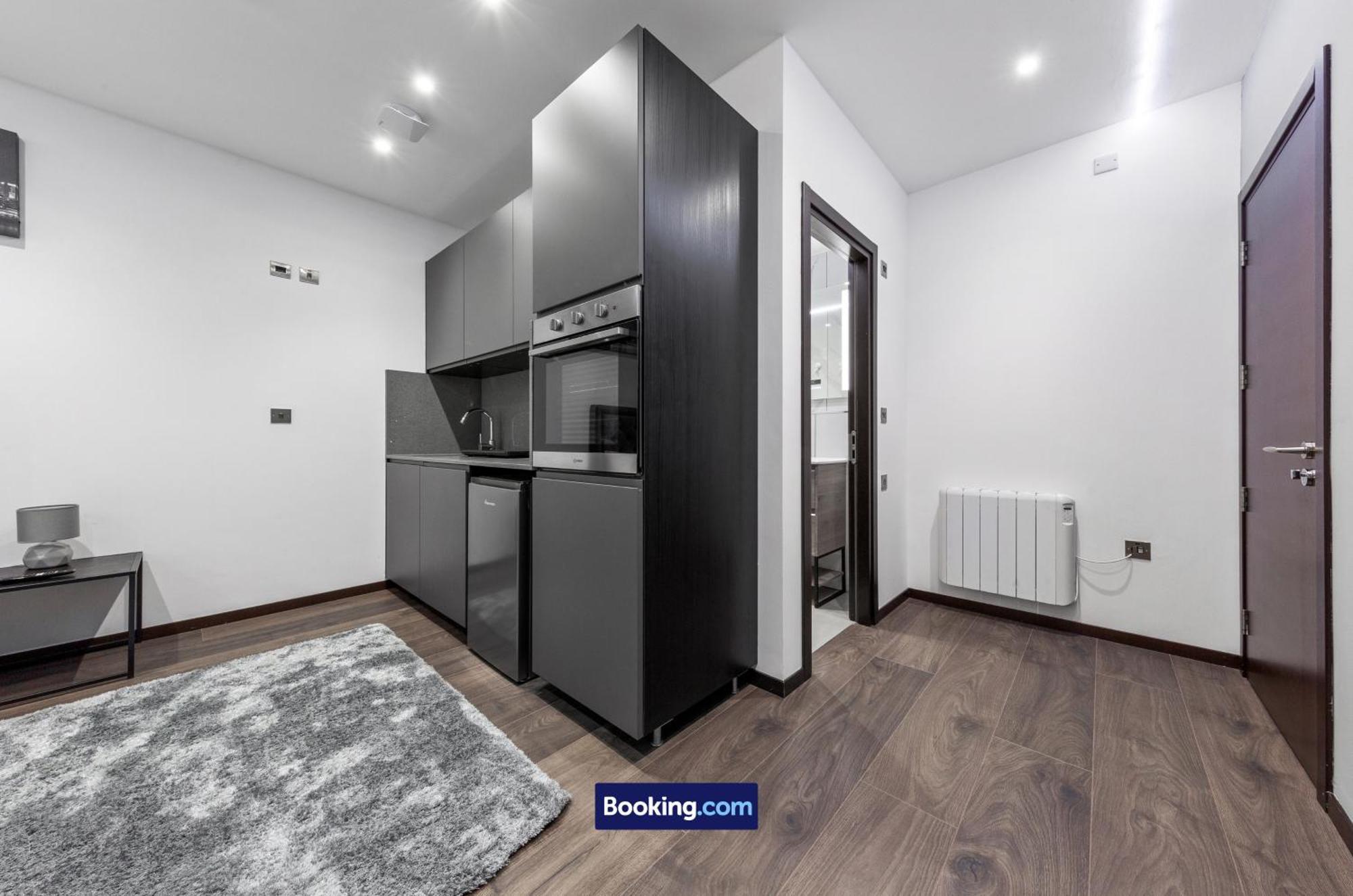 Stylish By Smart Short Lets & Serviced Woodstock With Free Wifi Apartament