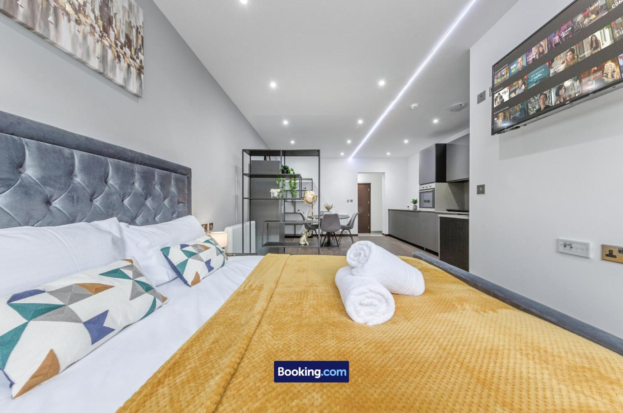 Stylish By Smart Short Lets & Serviced Woodstock With Free Wifi Apartament Londra