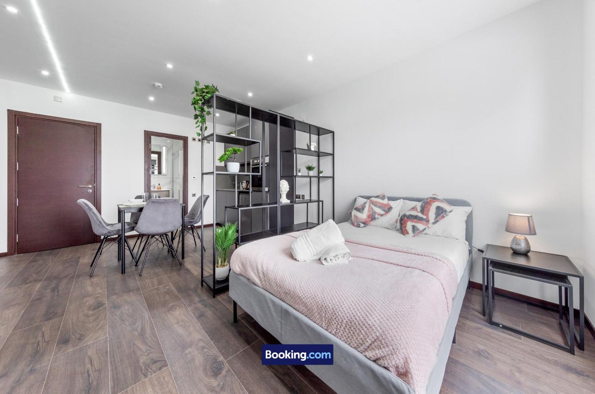 Stylish By Smart Short Lets & Serviced Woodstock With Free Wifi Apartament *