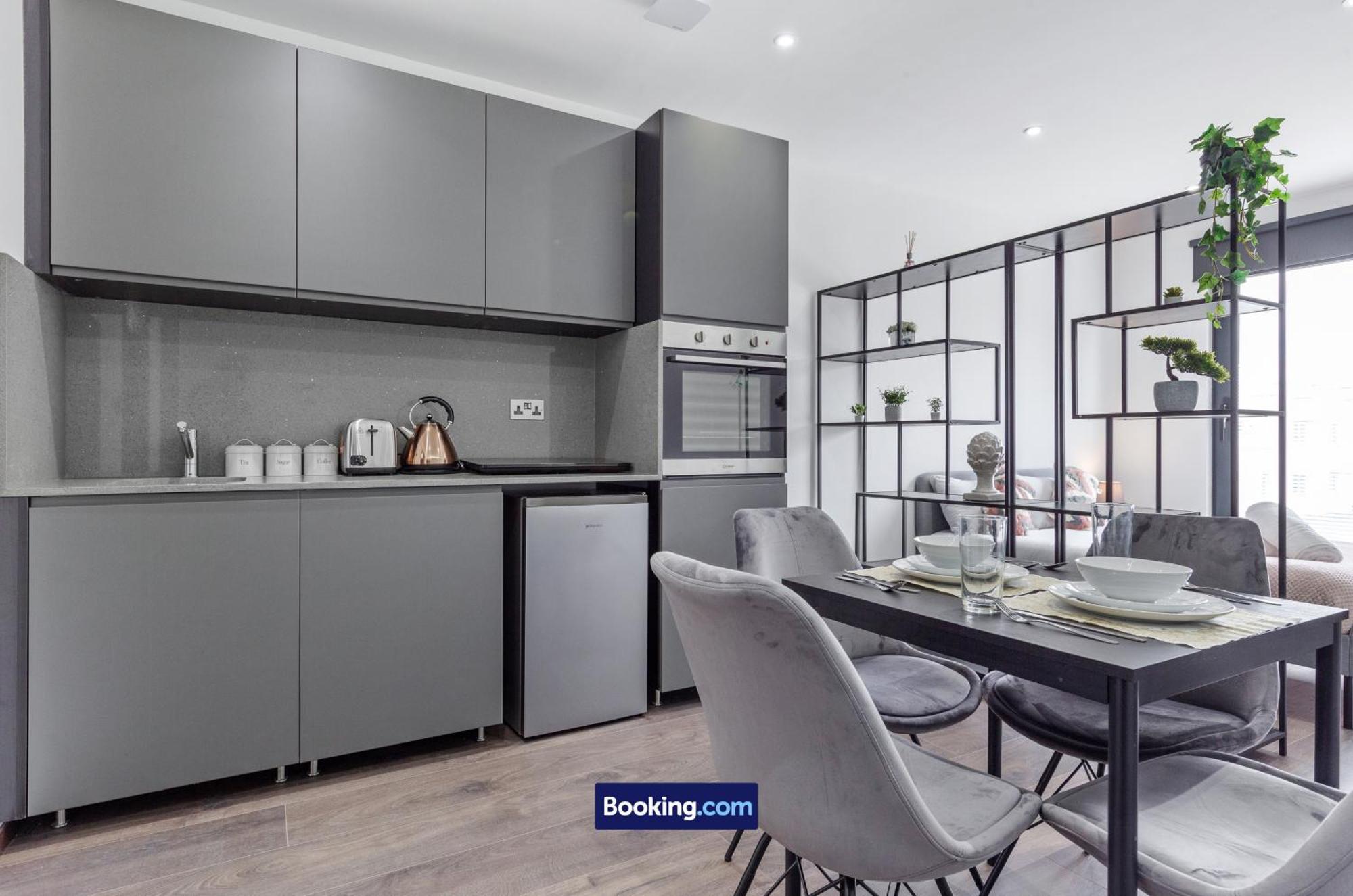 Stylish By Smart Short Lets & Serviced Woodstock With Free Wifi Apartament Londra