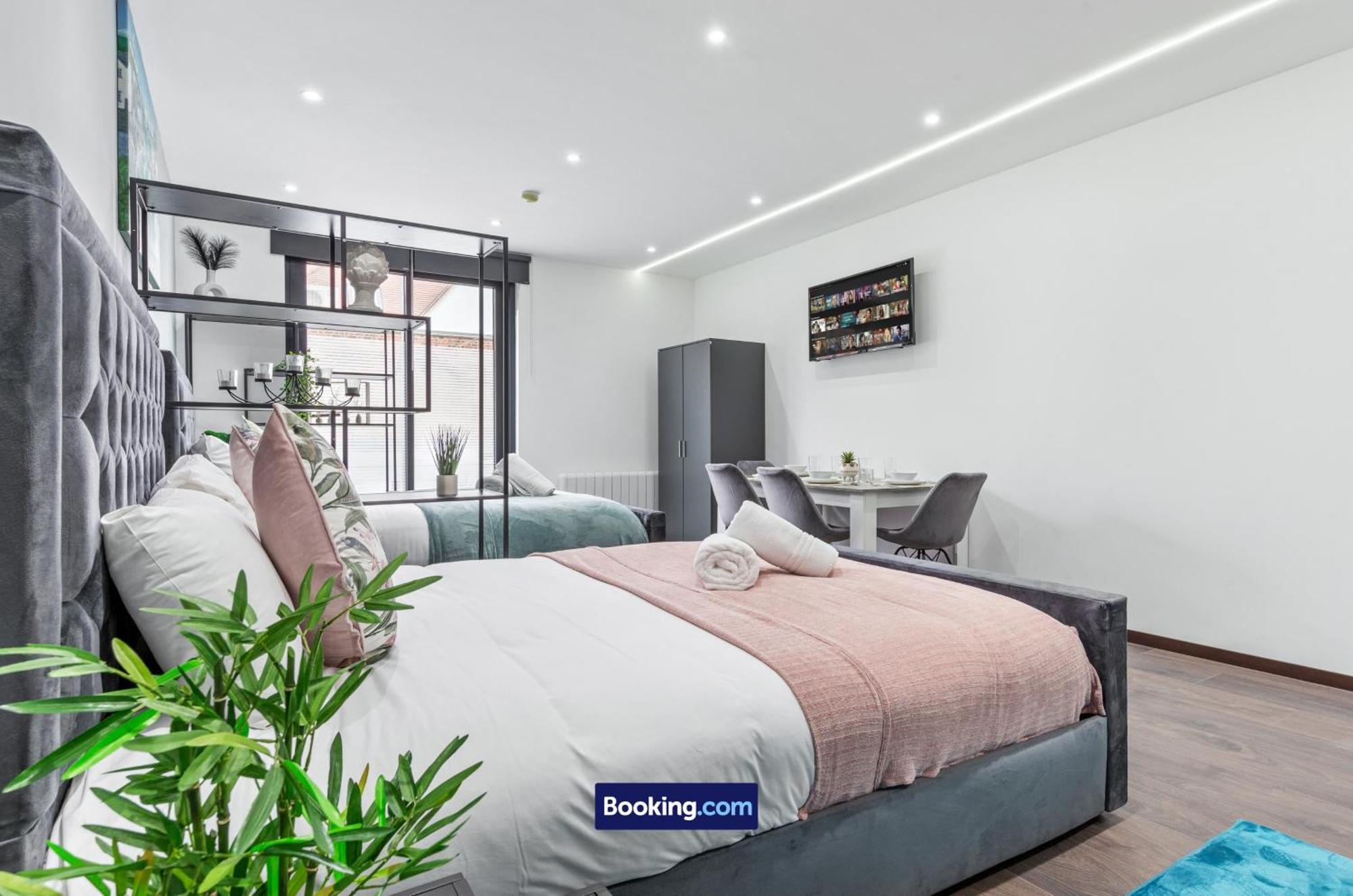 Stylish By Smart Short Lets & Serviced Woodstock With Free Wifi Apartament Londra