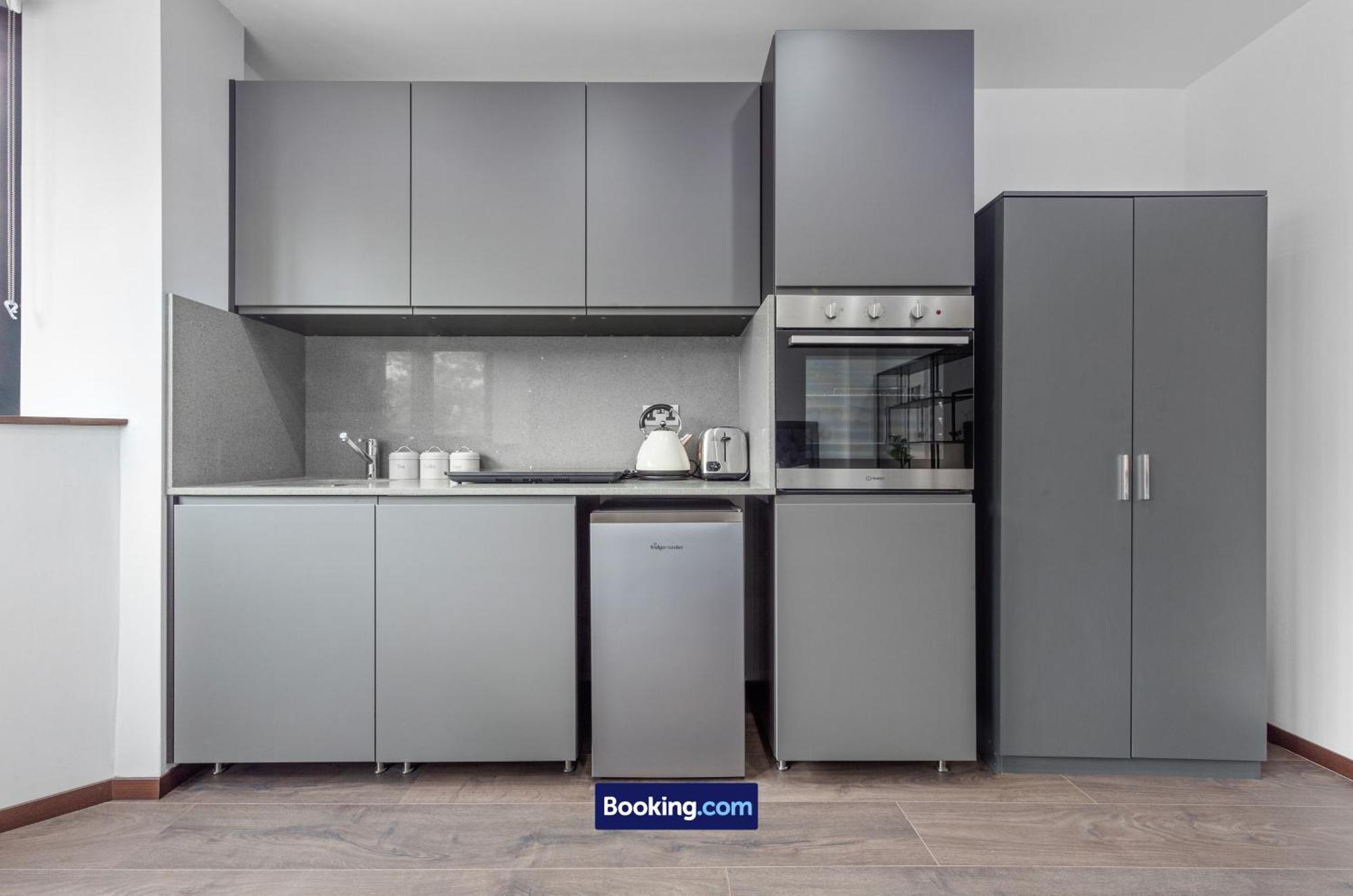 Stylish By Smart Short Lets & Serviced Woodstock With Free Wifi Apartament *