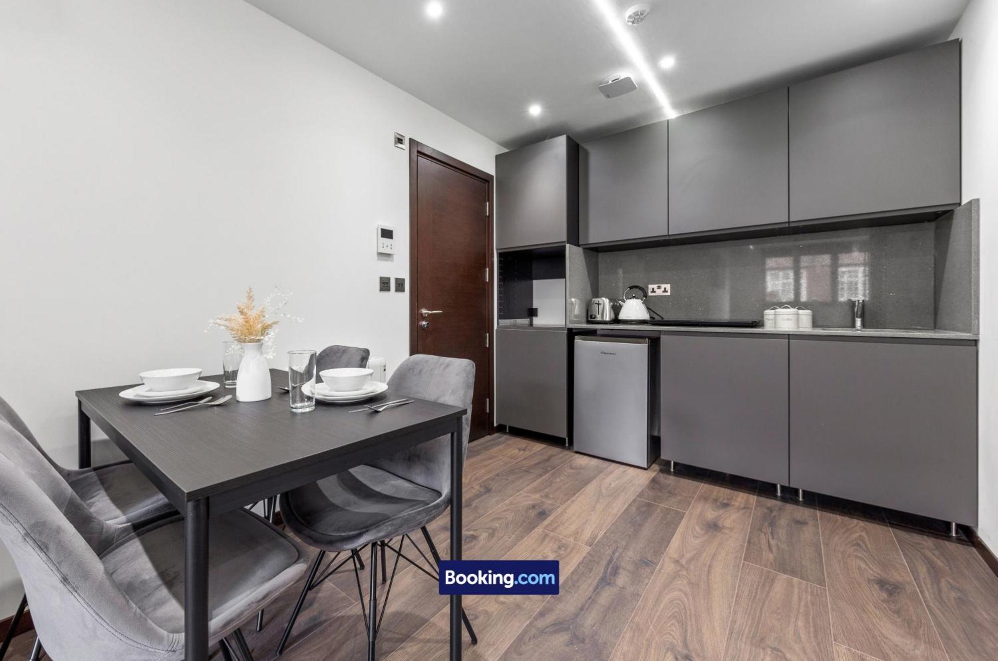 Stylish By Smart Short Lets & Serviced Woodstock With Free Wifi Apartament Londra